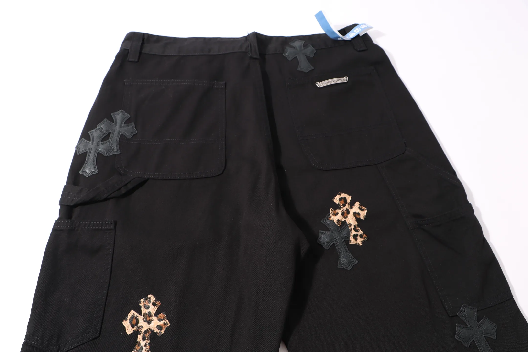 P260 Style No.: H28 Crow Heart & 𝐂𝐡𝐫𝐨𝐦𝐞 𝐇𝐞𝐚𝐫𝐭 ss25 The same black leopard print leather casual button-down logging pants as the star. Styles with different washed textures are very friendly to people with thin legs. The slightly flared version perfectly modifies the leg shape. The timeless and moderate length makes it easy to match and match. It is the basis for various styles and is a must-have in your wardrobe! The fabric is stiff but also makes the upper body soft without losing texture. The washing process is even more perfect. It is a must-have item for everyone! ! ! Washed wheat, hang tag, pants label, three labels complete Color: black Size: 28-30-32-34-36